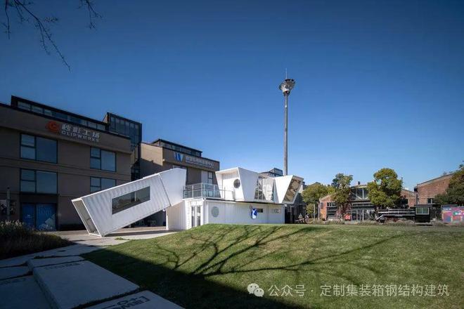 解码上海宝山瑞幸集装箱咖啡店的工业美学革